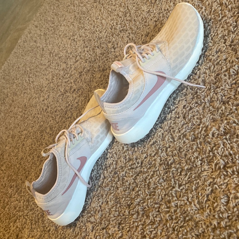 womens size 8 nike running shoes